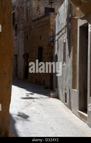 Gozo, scene di strada pacifica, nessun popolo, senza traffico, muri in pietra, lastra di pietra , Foto Stock