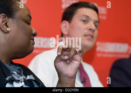 Dianne Abbott MP e David Miliband al Partito laburista Hustings Leadership al Millennium Stadium di Cardiff oggi. Foto Stock