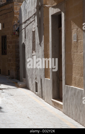 Gozo, scene di strada pacifica, nessun popolo, senza traffico, muri in pietra, lastra di pietra , Foto Stock