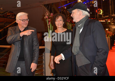 Berlino, Germania. 7 febbraio 2013. Berlino, Germania. 7 febbraio 2013. Testa del DOCUP della frazione legislativa, Frank-Walter Steinmeier (L-R), attore Michael Gwisdek e sua moglie Gabriela arrivare per la premiere del film 'L'Grandmaster' ('Yi dai zong shi') durante la 63a edizione annuale Festival Internazionale del Cinema di Berlino, Berlino, Germania, 07 febbraio 2013. Il film è stato selezionato come il film di apertura per il Festival di Berlino ed è in esecuzione nella sezione ufficiale al di fuori della competizione. Foto: Britta Pedersen dpa/ Alamy Live News Foto Stock