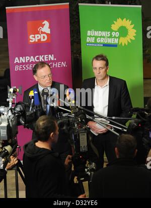 SPD candidato superiore Stephan Weil (L) e Stefan Wenzel, candidato superiore di alleanza 90/verdi, rispondere alle domande durante una conferenza stampa su trattative di coalizione tra la Bassa Sassonia e SPD Allaince 90/Verdi parti di Hannover, Germania, 07 febbraio 2013. Negoziati per una coalizione dovrebbe essere terminato il 10 febbraio 2013. Foto: HOLGER HOLLEMANN Foto Stock