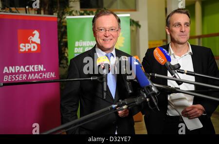 SPD candidato superiore Stephan Weil (L) e Stefan Wenzel, candidato superiore di alleanza 90/verdi, rispondere alle domande durante una conferenza stampa su trattative di coalizione tra la Bassa Sassonia e SPD Allaince 90/Verdi parti di Hannover, Germania, 07 febbraio 2013. Negoziati per una coalizione dovrebbe essere terminato il 10 febbraio 2013. Foto: HOLGER HOLLEMANN Foto Stock