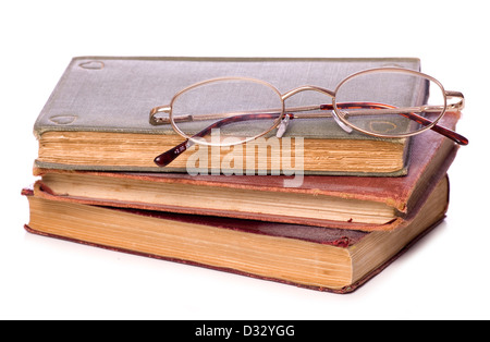 Pila di libri vecchi e gli occhiali da lettura studio ritaglio Foto Stock