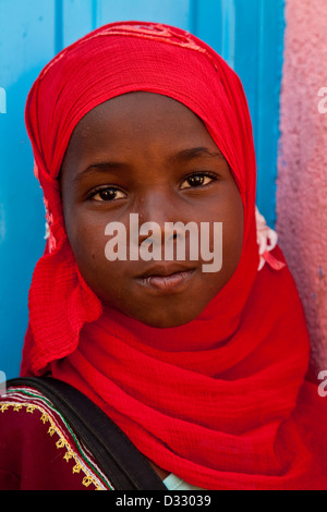 Scolare al di fuori di una scuola, Harar, Etiopia Foto Stock