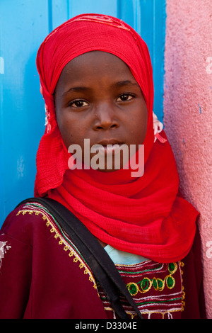 Scolare al di fuori di una scuola, Harar, Etiopia Foto Stock