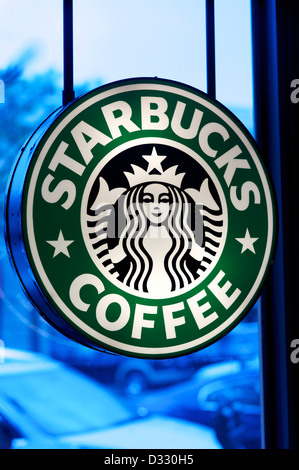 Close-up di caffè Starbucks logo all'interno del negozio Foto Stock