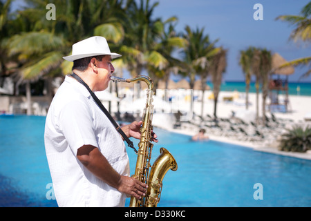 L'uomo suonare il sassofono in spiaggia Foto Stock