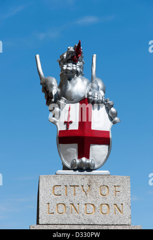 Statua di Griffin marcatura al confine della città di Londra, Inghilterra, Regno Unito Foto Stock