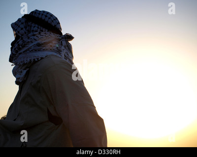 Arabo uomo beduino all'alba sul Sinai, Saint Katherine, Egitto. Foto Stock