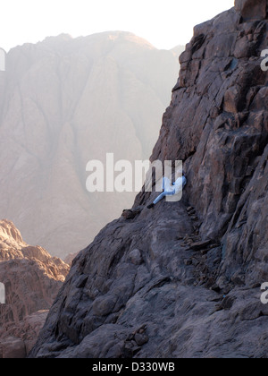 Arab Bedouin uomo seduto sulla scogliera sul Sinai, Saint Katherine, Egitto. Foto Stock