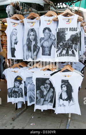 Moda stampato T shirt che mostra la gente famosa per la vendita sul mercato di Camden stallo, London, England, Regno Unito Foto Stock