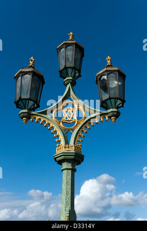 Ornate street lampione in Westminster, Londra, Inghilterra, Regno Unito Foto Stock