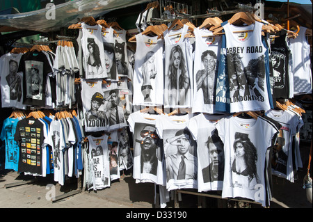 Moda stampato T shirt che mostra la gente famosa per la vendita sul mercato di Camden stallo, London, England, Regno Unito Foto Stock