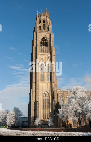 Vista di St Botolph's Church e il moncone in inverno. Ritratto Foto Stock