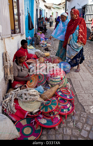 Gente che vende fatto a mano cesti e stuoie, Jugol (Città Vecchia) Harar, Etiopia Foto Stock