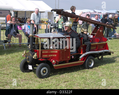 Modello in miniatura di un 1930 vapore fuoco Foden apparecchio a vapore di Boston e festival Vintage Foto Stock