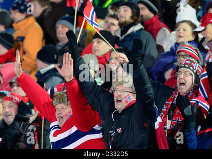 Nove mesto, Repubblica Ceca. 7 febbraio 2013. Gli appassionati di Norvegia reagire durante la 2x6km + 2x7.5km staffetta mista al Campionato mondiale di Biathlon in Nove Mesto na Morave, Repubblica Ceca, giovedì 7 febbraio 2013. (CTK foto/Vondrous Romano) Foto Stock