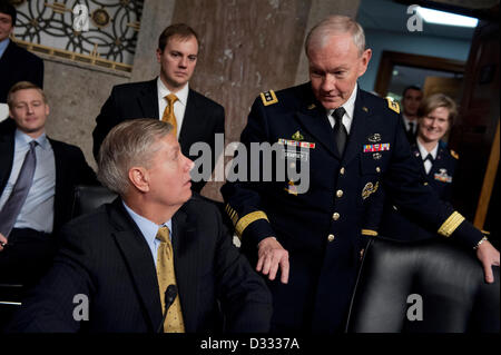 Washington DC, Stati Uniti d'America. 7 febbraio 2013. Presidente del Joint Chiefs generale Martin Dempsey parla con il senatore Lindsey Graham durante una pausa nell'audizione di il Comitato delle forze armate del senato sulla difesa del Dipartimento di risposta dell'attacco al Consolato Americano di Bengasi, Libia Febbraio 7, 2013 a Washington, DC. Credito: Planetpix / Alamy Live News Foto Stock