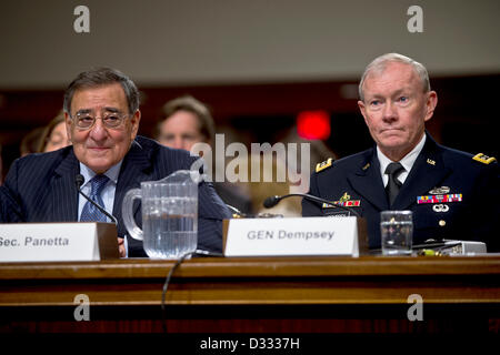 Washington DC, Stati Uniti d'America. 7 febbraio 2013. Il segretario americano alla difesa Leon Panetta e capi comune generale Martin Dempsey testimoniare nel corso di una audizione di il Comitato delle forze armate del senato sulla difesa del Dipartimento di risposta dell'attacco al Consolato Americano di Bengasi, Libia Febbraio 7, 2013 a Washington, DC. Credito: Planetpix / Alamy Live News Foto Stock