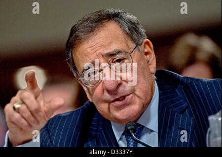 Washington DC, Stati Uniti d'America. 7 febbraio 2013. Il segretario americano alla difesa Leon Panetta testimonia nel corso di una audizione di il Comitato delle forze armate del senato sulla difesa del Dipartimento di risposta dell'attacco al Consolato Americano di Bengasi, Libia Febbraio 7, 2013 a Washington, DC. Credito: Planetpix / Alamy Live News Foto Stock