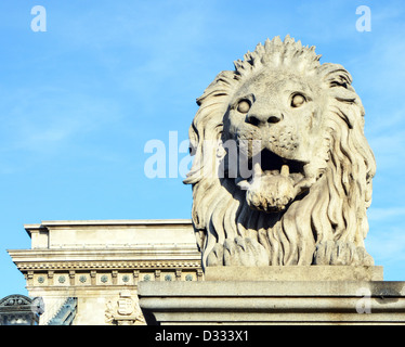 Scultura di Lion sul Ponte delle catene di Szechenyi a Budapest - Ungheria Foto Stock