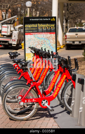 ARLINGTON, VIRGINIA, STATI UNITI D'AMERICA - Capitale Bikeshare portabiciclette con noleggio di biciclette. Foto Stock