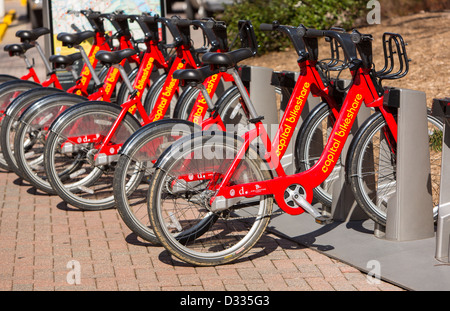 ARLINGTON, VIRGINIA, STATI UNITI D'AMERICA - Capitale Bikeshare portabiciclette con noleggio di biciclette. Foto Stock