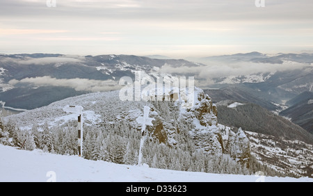 In inverno il paesaggio di montagna , Ceahlau montagne in Romania Foto Stock