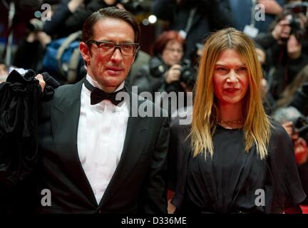 Regista tedesco Oskar Roehler e moglie Alexandra arrivare per la premiere del film 'L'Grandmaster' ('Yi dai zong shi') durante la 63a edizione annuale Festival Internazionale del Cinema di Berlino, Berlino, Germania, 07 febbraio 2013. Il film è stato selezionato come il film di apertura per il Festival di Berlino ed è in esecuzione nella sezione ufficiale fuori concorso. Foto: Sven Hoppe/dpa Foto Stock