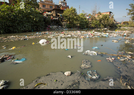 Il fiume Bishnumati in esecuzione attraverso Kathmandu in Nepal. Il fiume è pieno di lettiera e di liquame crudo, svuotati in fiume. Foto Stock