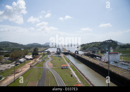 Grande nave da carico immettendo il Miraflores Locks presso il Canale di Panama. Foto Stock