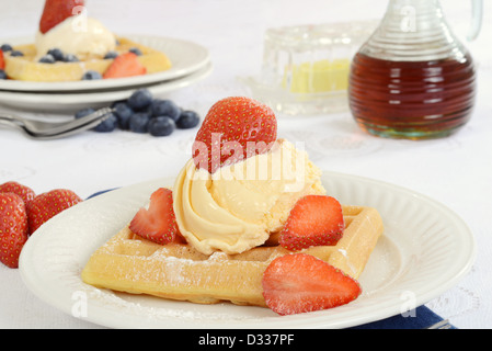 Primo piano di gelato alla vaniglia fragola waffle Foto Stock