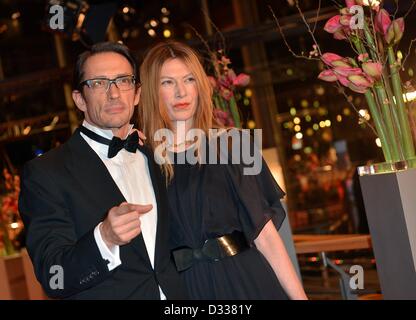 Regista tedesco Oskar Roehler e moglie Alexandra arrivare per la premiere del film 'L'Grandmaster' ('Yi dai zong shi') durante la 63a edizione annuale Festival Internazionale del Cinema di Berlino, Berlino, Germania, 07 febbraio 2013. Il film è stato selezionato come il film di apertura per il Festival di Berlino ed è in esecuzione nella sezione ufficiale fuori concorso. Foto: Britta Pedersen/dpa Foto Stock