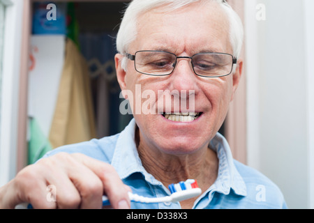 Close up uomo senior andando a spazzolare i denti. Foto Stock