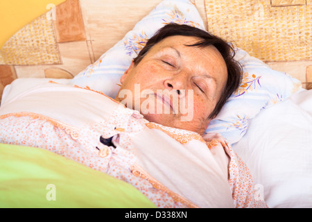 Close up di senior donna che dorme nel letto. Foto Stock
