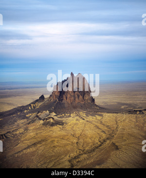 U.S.A., Nuovo Messico, vista aerea del Shiprock formazione di roccia, rising 482.5 metri sopra l'alta pianura del deserto Foto Stock