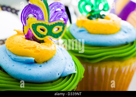 Tortini di fantasia decorato con foglia e maschera per il Mardi Gras party. Foto Stock