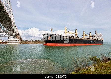 Cargo il trasporto di granella, entrando in porto del Corpus Christi, Texas Foto Stock