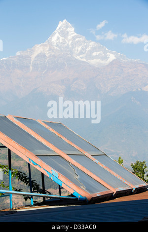 Energia solare termica dei pannelli per il riscaldamento di acqua sui tetti di una casa da tè nel foothills dell'Himalaya, Nepal, Foto Stock