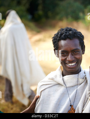 Un pellegrini della chiesa ortodossa etiope in viaggio verso la Chiesa di Zara Forest Foto Stock