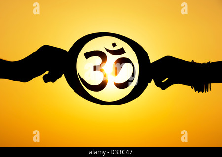 Mani OM indù / simbolo AUM al tramonto. India. Silhouette Foto Stock