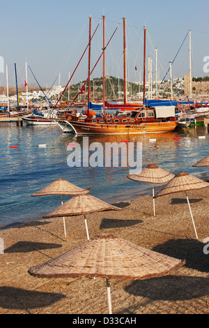 Vista dei goleti ormeggiati dalla spiaggia di Kumbahce. Bodrum, Turchia. Foto Stock