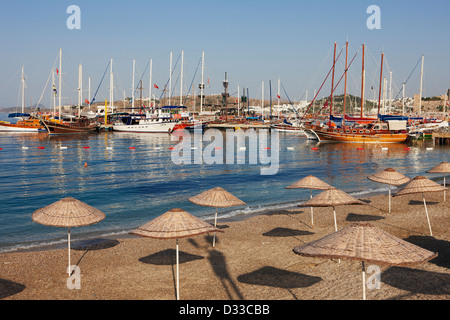 Vista dei goleti ormeggiati dalla spiaggia di Kumbahce. Bodrum, Turchia. Foto Stock