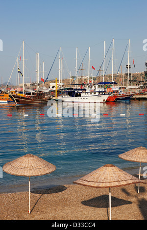 Vista dei goleti ormeggiati dalla spiaggia di Kumbahce. Bodrum, Turchia. Foto Stock