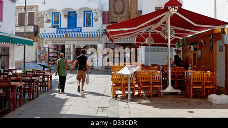 Uomo e donna camminano mano in mano nella città vecchia di Bodrum. Bodrum, provincia di Mugla, Turchia. Foto Stock