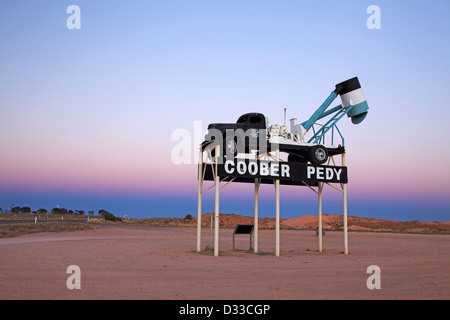 Un paesaggio immagine in Australia. Un vecchio carrello minerario mostra il tuo arrivo all'Outback australiano città di Coober Pedy. Foto Stock