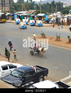 Il traffico della strada e un carrello nella città di Bahir Dar, nel nord-ovest dell Etiopia. È la capitale della regione Amhara Foto Stock