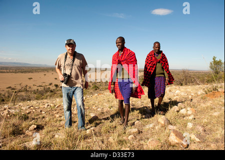 Safari a piedi con guide Masai, il Masai Mara riserva nazionale, Kenya Foto Stock