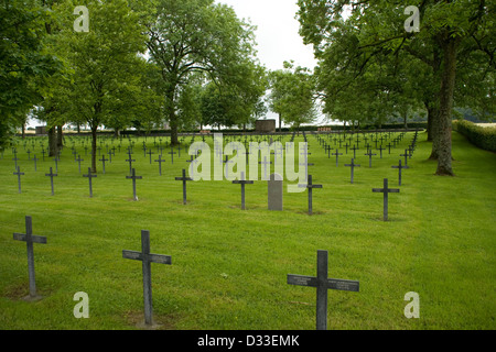Fricourt cimitero tedesco sulle somme contenente 5056 tombe dalle battaglie del 1916 nella Prima Guerra Mondiale in Francia Foto Stock