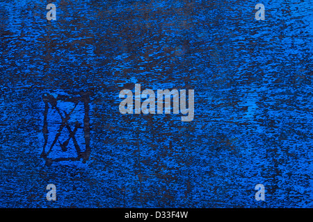 Tick e croce raschiata su un dipinto luminosamente pannello in legno. Foto Stock